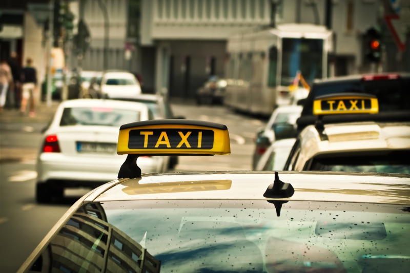 taxis-VILLEFRANCHE SUR MER-min_road-traffic-car-glass-driving-city-583084-pxhere.com