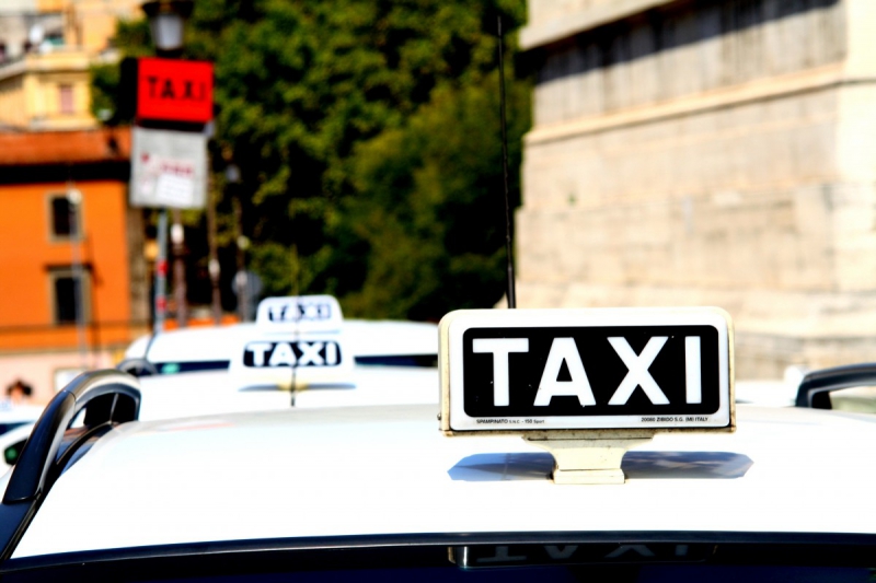 taxis-VILLEFRANCHE SUR MER-min_taxi_auto_rome_road_white-1051610